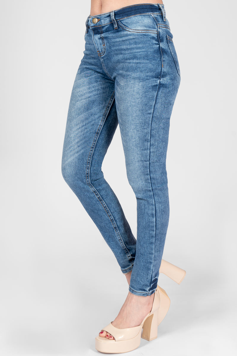 Jeans skinny tiro medio con bolsas (7004355362858)