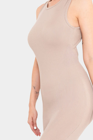 Vestido midi ajustado sin mangas