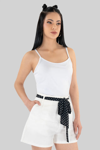 Short con pinzas y cinturón