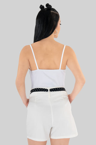 Short con pinzas y cinturón