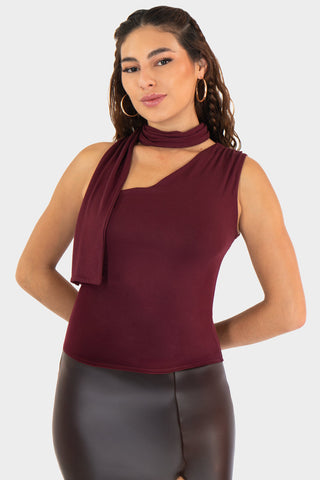 Blusa asimetrica con plisado y pañuelo