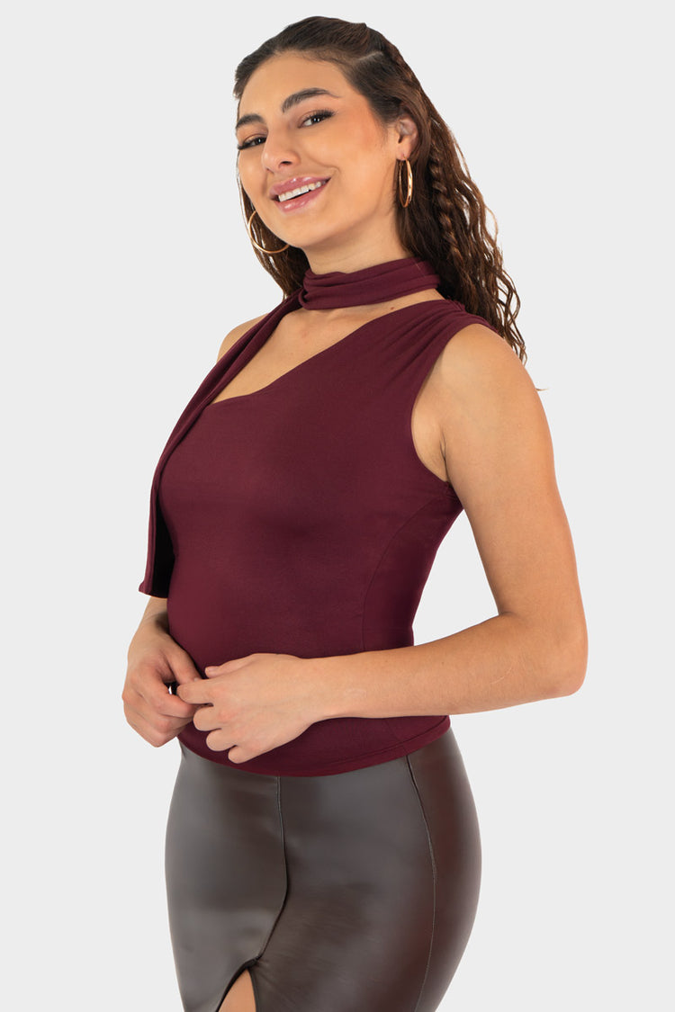 Blusa asimetrica con plisado y pañuelo