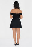 Vestido corto de hombros descubiertos