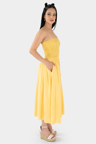 Vestido midi strapless con enresortado