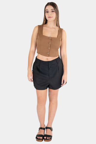 Short corto con pinzas y bolsillos