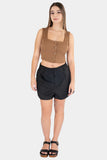 Short corto con pinzas y bolsillos