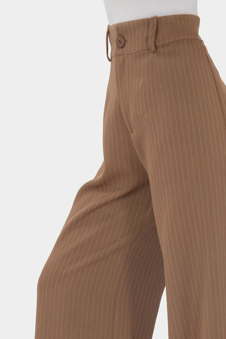 Pantalón con pinzas a rayas