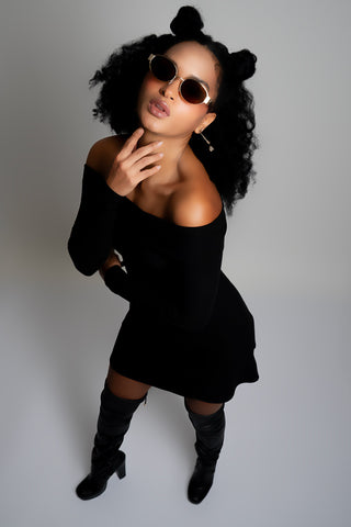 Vestido corto de hombros descubiertos